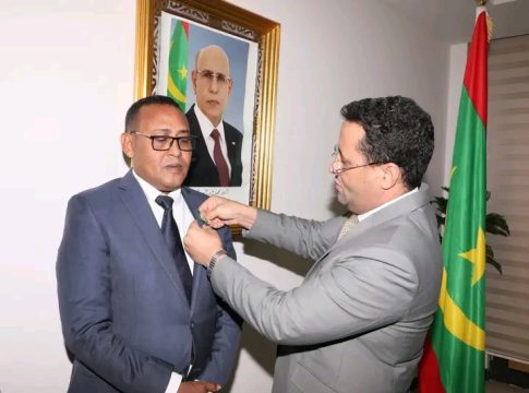 Nouakchott : Ould Diaye décore un certain nombre de fonctionnaires et d'employés du Premier Ministère
