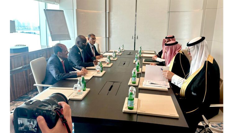Doha : Le ministre des Affaires étrangères discute avec le vice-ministre saoudien des Affaires étrangères