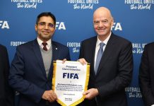 Le ministre de l'Autonomisation des jeunes discute du développement du sport avec le président de la FIFA à Rabat.