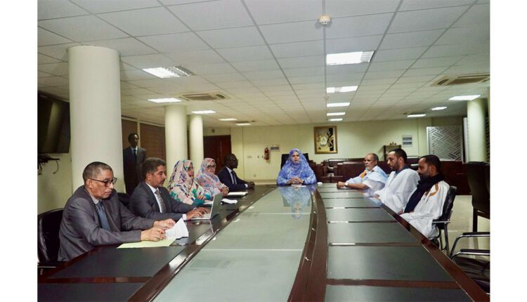 Nouakchott : Le ministre du commerce préside une réunion pour conclure un accord pour plafonner les prix du poulet importé
