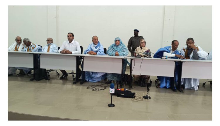 Nouadhibou : les membres des commissions de gestion de la CENI président une réunion avec les représentants des partis politiques et des organisations de la société civile