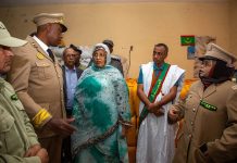 La Commissaire à la sécurité alimentaire inspecte les points de vente des denrées alimentaires subventionnées à Nouakchott.