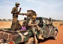 Des organisations internationales de défense des droits de l'homme accusent l'armée malienne d'exécutions extrajudiciaires.