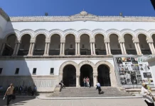 Un tribunal tunisien condamne des journalistes opposants à des peines de prison pour des accusations financières et fiscales