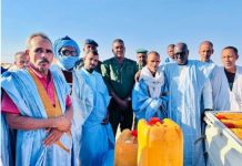 Le Commissariat à la sécurité alimentaire offre un soutien financier et alimentaire à une famille touchée par un incendie à Djiguéni