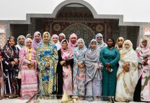 La Première Dame rend hommage aux jeunes filles honorées lors de la conférence sur la jeunesse