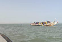 La marine réussit à sauver une pirogue et continue de chercher un autre disparu dans l'opération de soutien