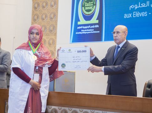 Ghazwani remet des « Prix scientifiques » aux élèves qui ont excellé lors des Olympiades et du Rallye scientifique.