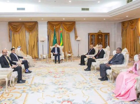 M. Ghazwani discute des moyens de stimuler la productivité agricole avec une délégation de l'Autorité arabe d'investissement