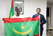 L'équipe nationale de minifootball reçoit le drapeau national en préparation de la Coupe d'Afrique en Libye