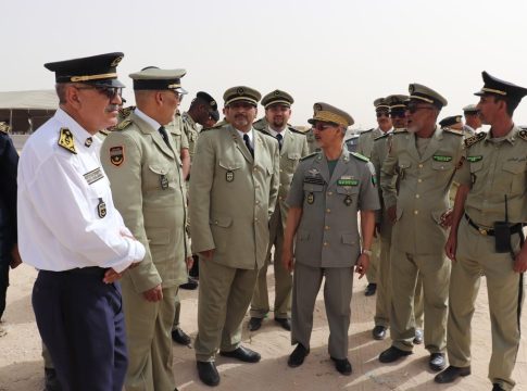 La police mauritanienne passe en revue les équipements de sécurité pour plusieurs unités du secteur