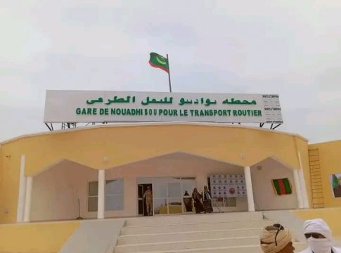 Coïncidant avec la visite du président, une gare routière pouvant accueillir des centaines de voitures a été inaugurée à Nouadhibou
