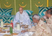 Ghazouani partage le repas de l'iftar avec les soldats dans une caserne militaire de la ville d'Atar