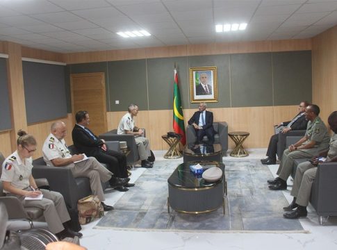 Le ministre de la défense rencontre le commandant de l'armée française en Afrique