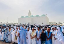 Des foules de citoyens prient pour le corps du père de l'ancien président Mohamed Abdel Aziz