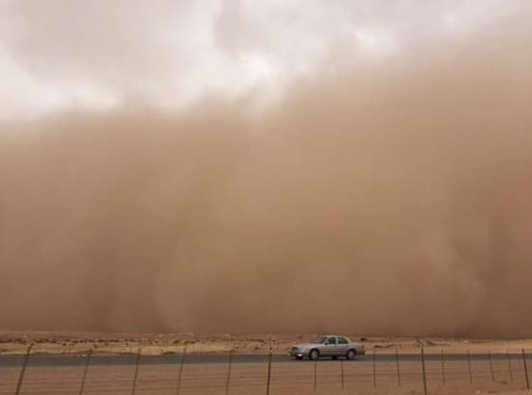 Aioune : Un certain nombre de hangars et de poteaux électriques sont tombés à cause d'une tempête