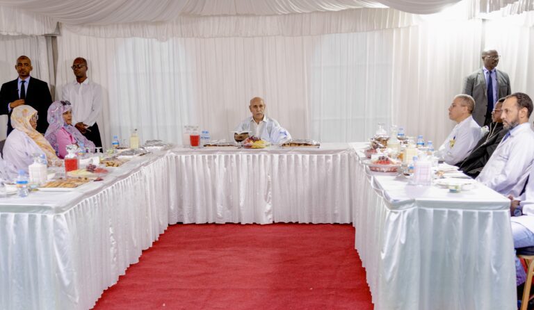 Le Président de la République : Préside un banquet d’Iftar avec le personnel médical exerçant dans les établissements de santé des trois wilayas de Nouakchott