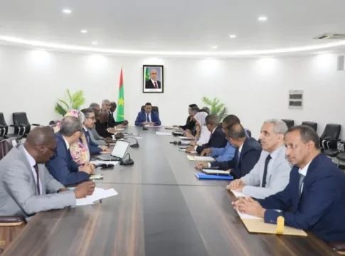 Une réunion du gouvernement examine les dispositions à prendre pour lancer le programme d'urgence pour le développement local