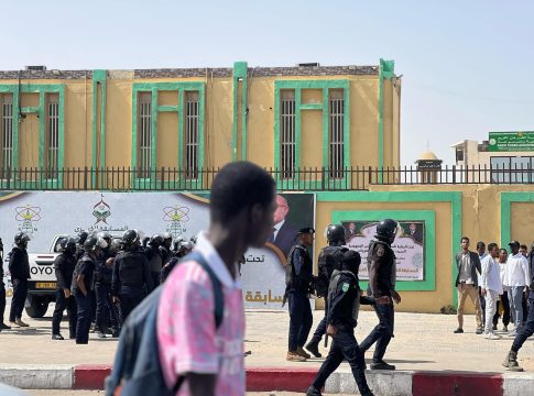 La police disperse une manifestation d'étudiants devant le ministère de l'enseignement supérieur