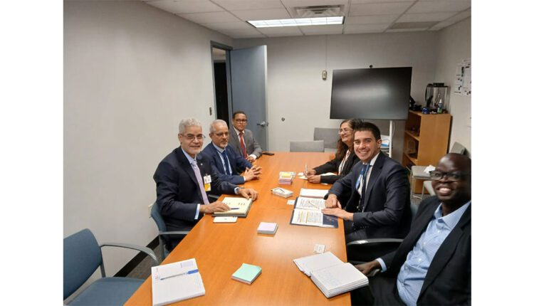 New York : Le ministre de l’Économie et des Finances discute avec un haut responsable de l’ONU