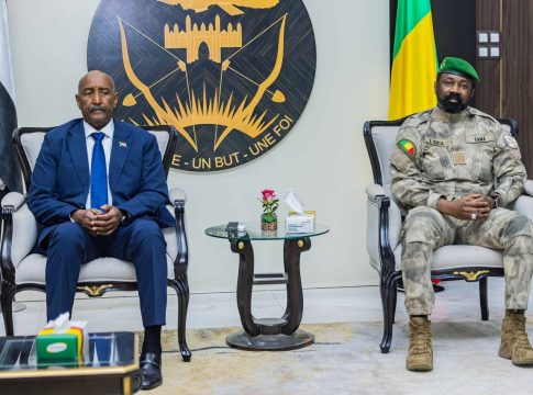 Dans le cadre d'une tournée africaine Al-Burhan se rend au Mali et rencontre Goita en privé