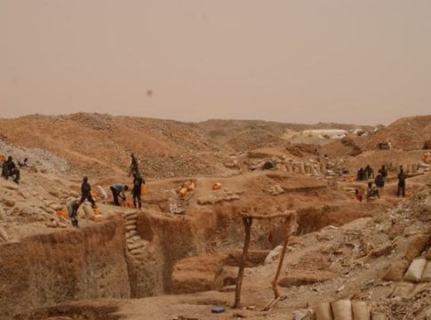 Un prospecteur d'or meurt et un autre est blessé lors de l'effondrement d'un puits d'extraction à ciel ouvert