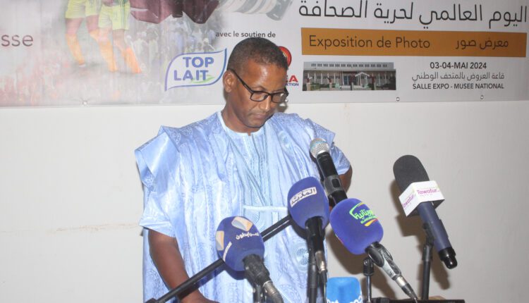 L’association des photographes mauritaniens : Une exposition intitulée : « Salon national de la photo sportive », a été organisé ce vendredi à Nouakchott par l’association des photographes mauritaniens, en collaboration avec l’Union des photographes arabes (UPA). Cette exposition, est organisée dans le cadre de la célébration de la journée mondiale de la liberté de la presse, a pour objectif de mettre en exergue la réalité et les perspectives de la photographie sportive en Mauritanie, et à apprécier le niveau élevé atteint par les photographes sportifs mauritaniens. A cette occasion, le conseiller chargé de la communication au ministère de la culture, de la jeunesse, des sports et des relations avec le parlement, a félicité la presse nationale pour la position de leader qu’occupe la Mauritanie parmi les pays arabes et africains. Et ce, dans le classement de la liberté de la presse publié par Reporters sans frontières (RSF), affirmant que c’est ce que ce classement témoigne des efforts déployés par la presse nationale et les pouvoirs publics à travers les lois promulguées pour réglementer le domaine des médias. Avant de passer en revue les réformes entreprises par le gouvernement pour professionnaliser le domaine des médias, notant le rôle central joué par le photographe dans la profession journalistique en tant que documenteur de tous les événements. Le président de l’Association des photographes mauritaniens, affirme que la profession de photographe dans le monde d’aujourd’hui est un lien entre les professions journalistiques à travers la documentation, l’information et l’éducation, notant que le photographe suit toutes les activités, en plus d’être un pont de communication entre les peuples et les sociétés. La rencontre a vu la participation du directeur chargé des accréditations et des relations avec la presse au ministère de la culture, de la jeunesse, des sports et des relations avec le parlement, du syndicat des journalistes mauritaniens et du chargé des affaires culturelles à l’ambassade de l’Etat du Koweït à Nouakchott. Fatimata DEH