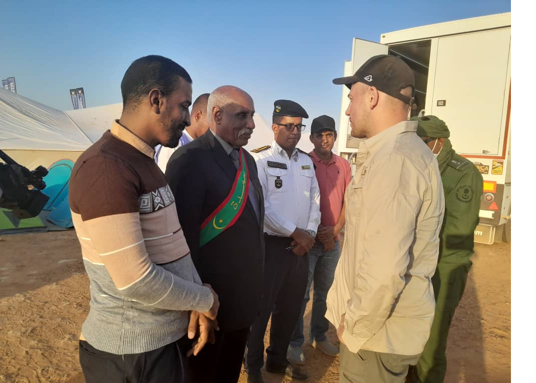 La Mauritanie se caractérise par la diversité et la beauté de ses paysages déclarent les participants au Rallye Africa Echo Rice Akjoujt On 9:42 PM | 12 Jan 2024 Les participants au Rallye Africa Echo Rice ont exprimé leur joie de traverser les terres mauritaniennes, qui se caractérisent par la diversité, la multiplicité et la beauté de ses paysages. Ils ont souligné dans une déclaration au correspondant de l’AMI, vendredi soir, lors de l’un de leurs arrêts près de la ville d’Akjoujt, qu’ils ont apprécié de voir de nombreuses zones touristiques merveilleuses dans ce beau pays, remerciant les autorités mauritaniennes de les avoir traités positivement au cours de cette course, qui traverse un certain nombre de wilayas du pays. Les participant ont apprécié l’atmosphère de sécurité et de stabilité en Mauritanie et les conditions créées par les autorités de ce pays pour faciliter leur passage sur le circuit à l’intérieur du territoire mauritanien. Le hakem mouçaid de la moughataa d’Akjoujt, Mohamed Mahmoud Ould Mohamed, accompagné du maire de sa municipalité, Dahi Ould El Mami, s’est rendu sur le site de l’arrêt de la course, au cours duquel ils ont été informés des mécanismes participant à cette course annuelle, qui est l’occasion de relancer le tourisme en Mauritanie.