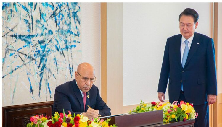 Sommet Corée-Afrique : signature d’un livre d’or des personnalités de marque par le Président de la République, Président de l’Union africaine