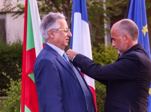A l'occasion de l'anniversaire du 6/6 et en présence de Stroskhan, Macron honore l'homme d'affaires Mohamed Bouamatou