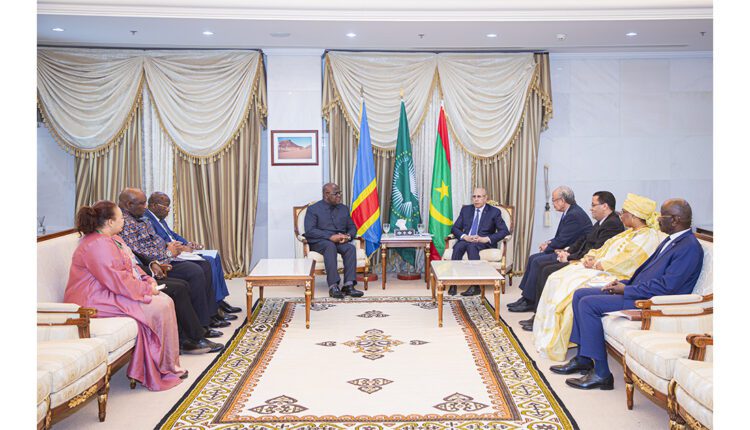 Nouakchott : Ce mercredi à Nouakchott dans les locaux du palais présidentiel, le président de la république a eu lieu un entretien privé avec  le Président de la République Démocratique du Congo, en visite d’amitié et de travail actuellement en Mauritanie.  A noter que ces entretiens ont porté sur des questions régionales d’intérêt commun et sur les efforts actuellement déployés par la présidence de l’Union africaine, et ce, pour rétablir la paix en République démocratique du Congo. A cet effet, il a été question d’élargir les entretiens avec la délégation accompagnant le Président de la République Démocratique du Congo pour se joindre aux pourparlers, et ce, en présence d’un certain nombre de personne.  La rencontre a réuni le ministre et secrétaire général de la Présidence de la République, le ministre chargé du Cabinet du Président de la République, la ministre conseillère à la Présidence de la République, et le ministre des Affaires Etrangères, de la Coopération et des Mauritaniens de l’Extérieur, et ce, au côté d’une délégation congolaise de haut niveau comprenant à savoir : le vice-Premier Ministre, le Ministre des Affaires étrangères et de la Francophonie, le représentant personnel du Chef de l’Etat, le conseillère spéciale du Chef de l’Etat, et le Haut représentant du Chef de l’Etat avec rang de ministre.
