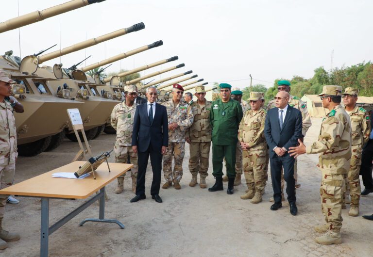 Le Président de la République : visite du matériel militaire acquis récemment dans le cadre de l’actualisation de la structure des différentes armées