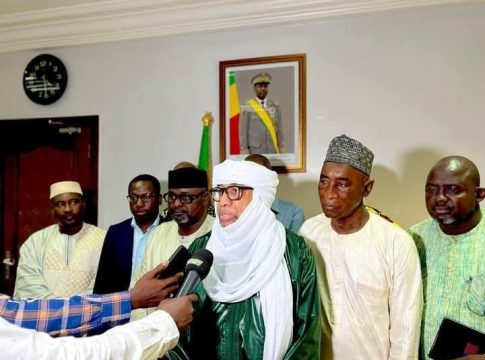 Le ministre malien de la communication défend la décision de suspendre les activités des partis politiques et des associations