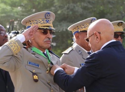 Le directeur de la sûreté et un groupe d'officiers envoyés à la retraite
