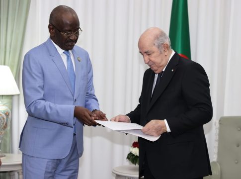 Ould Ghazouani envoie son ministre des affaires étrangères auprès du président algérien