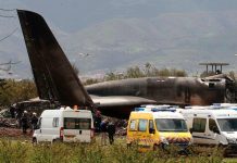 Deux personnes sont décédées et quatre autres ont été blessées dans le crash d'un avion militaire au nord de l'Algérie