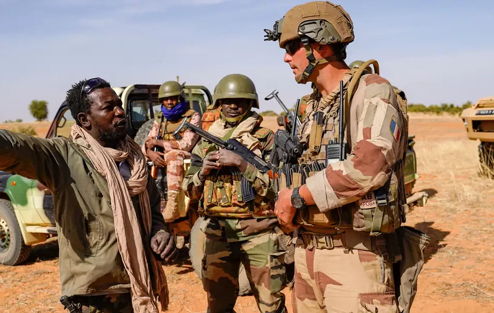 Le gouvernement français envisage de réduire sa présence militaire en Afrique