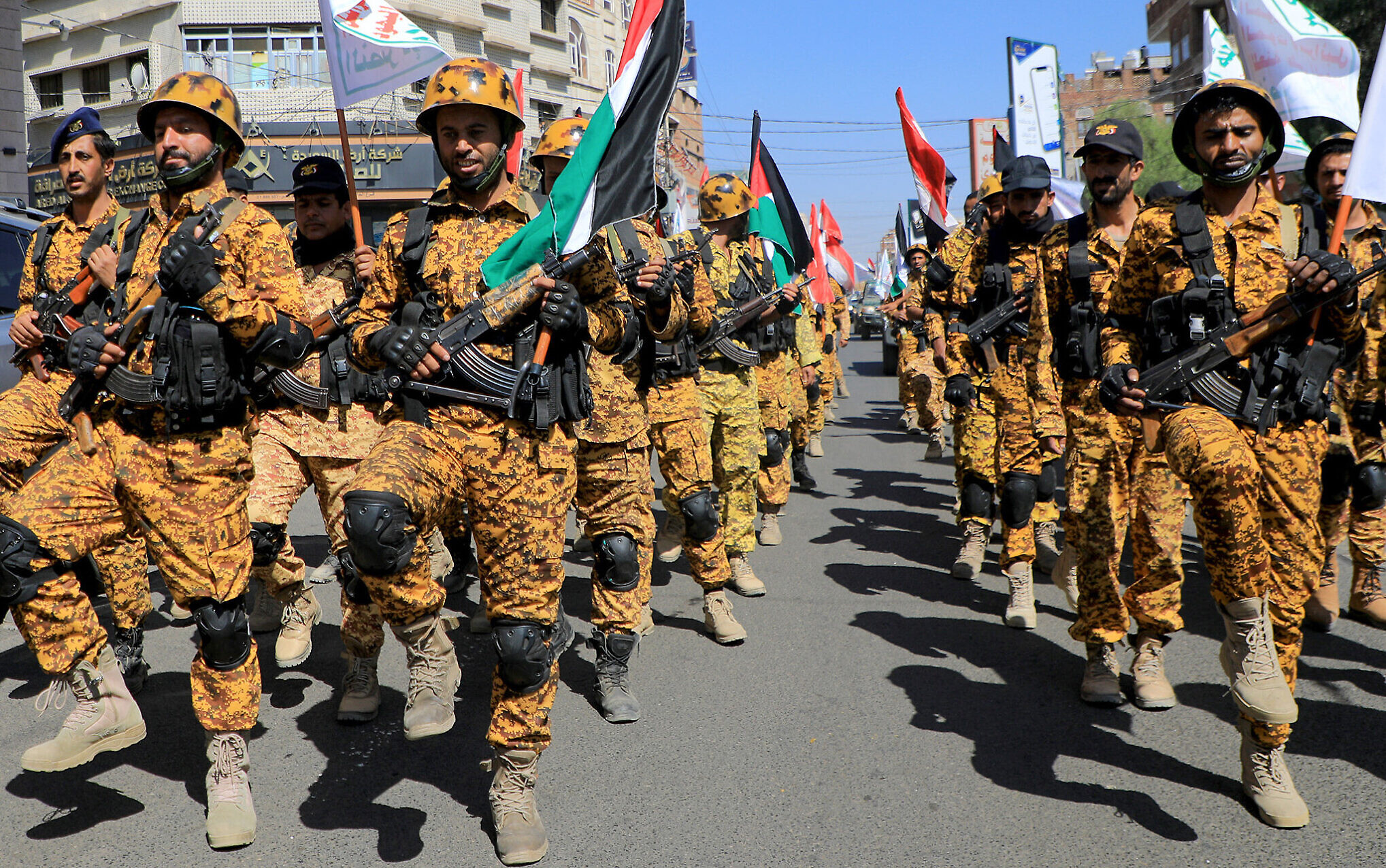 Yémen : les Houthis revendiquent des attaques en mer Rouge et contre des cibles militaires en Israël