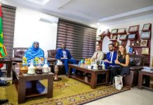 La présidente de la région de Nouakchott discute avec une délégation française du renforcement des relations dans les domaines du développement