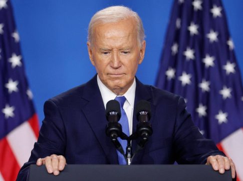 Joe Biden dénonce la tentative d'assassinat de son rival républicain Donald Trump