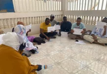 Des étudiants de l'université organisent un sit-in ouvert pour protester contre les décisions en matière d'orientation.