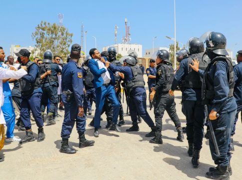 La police agresse des journalistes lors d'une manifestation de médecins résidents