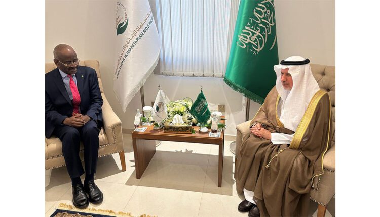 Djeddah : Le ministre des Affaires étrangères et le superviseur général du Centre du Roi Selmane pour le secours humanitaire discutent des relations de coopérations