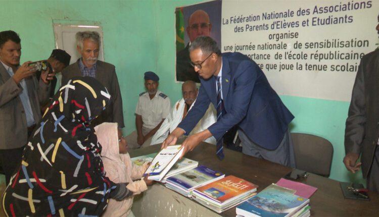 Inchiri :  Les établissements fondamentaux d’Akjoujt reçoivent 900 manuels scolaires offert par l’association régionale des parents d’élèves
