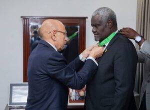 Le Président de la République : Décoration de quelques hauts cadres de l’Union par le Président de la Commission de l’Union Africaine
