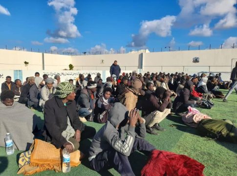 Libye : les autorités annoncent l’expulsion de 109 migrants vers le Tchad et le Soudan
