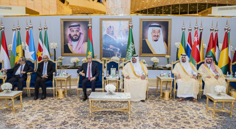 Royaume d’Arabie Saoudite : L’arrivée du Président de la République, président de l’Union africaine à Riyad pour participer au Sommet de suivi arabo-islamique