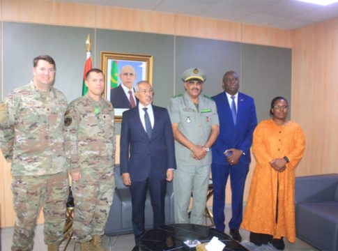 Mauritanie : Le ministre de la Défense décore un responsable militaire américain après la fin de sa période de service en Mauritanie
