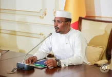 Le président tchadien menace de limoger les fonctionnaires analphabètes en raison de la détérioration de la situation sécuritaire