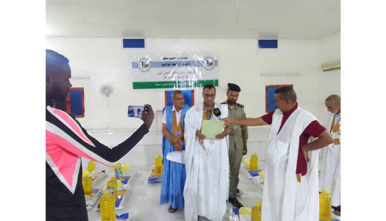 Nouakchott : Le maire de la municipalité de Dar Naim supervise une opération de distribution des kits alimentaires à des familles nécessiteuses de la commune